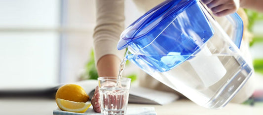 Desmintiendo el mito: ¿Beber agua realmente diluye los jugos gástricos durante las comidas?